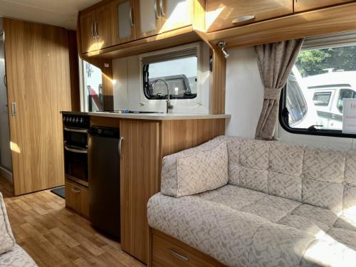 2012 Lunar Clubman ES 4 Berth Touring Caravan 03-10-2022 £12999 (3)