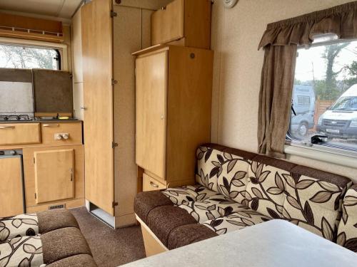 2013 Gobur Carousel 122T Slimline 2 Berth Folding Caravan 02-06-2025 (7)