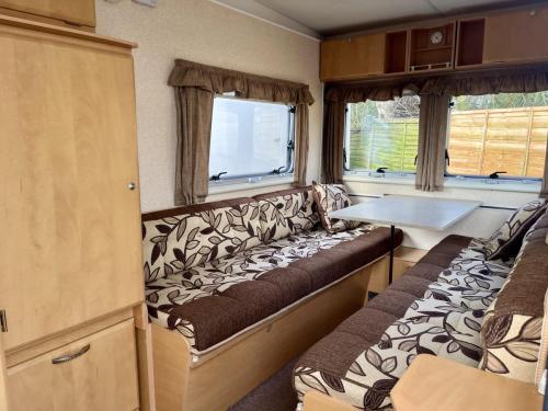 2013 Gobur Carousel 122T Slimline 2 Berth Folding Caravan 02-06-2025 (9)