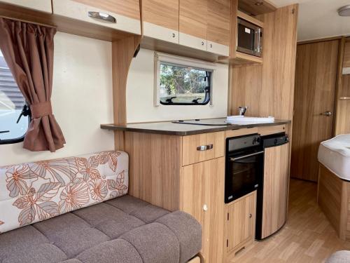 2014 Bailey Pursuit 4304 4 Berth Touring Caravan (11)
