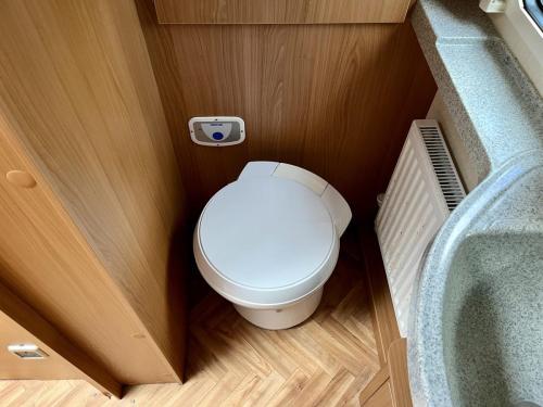 Autocruise Augusta 4 Berth Low Profile Motorhome nx59-dzn-04-03-2026 (3)