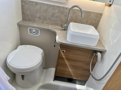 Bailey Adamo 75-4DL 4 Berth Low Profile Motorhome YX24 CGK 14-05-2025 (4)