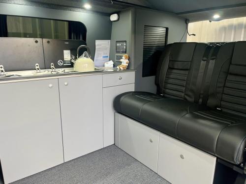 Bespoke Leisure Explore Volkswagen Transporter Pop Top Campervan b050252-28-11-2025 (3)