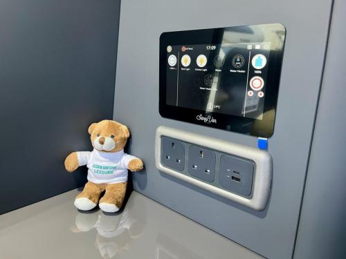 Bespoke Leisure Explore Volkswagen Transporter Pop Top Campervan b059106 03-01-2026 (10)