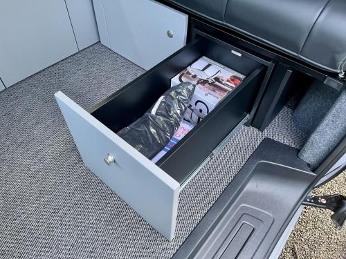 Bespoke Leisure Explore Volkswagen Transporter Pop Top Campervan b059106 03-01-2026 (11)