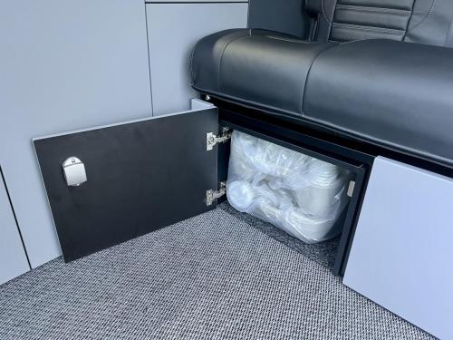 Bespoke Leisure Explore Volkswagen Transporter Pop Top Campervan b059106 03-01-2026 (9)