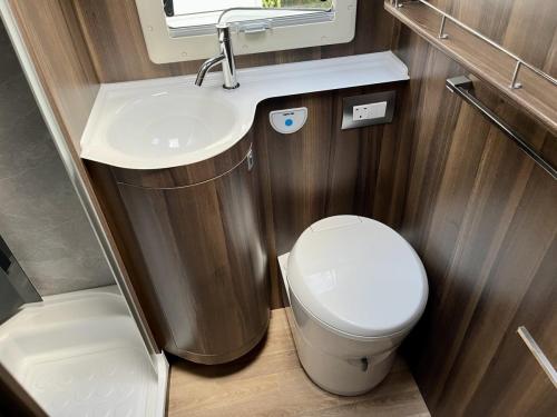 Rimor Superbrig 687 TC 4 Berth Coachbuilt Motorhome r39391-02-09-2025 (10)