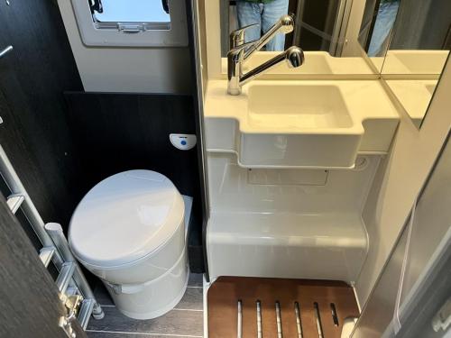 Roller Team Zefiro 665 4 Berth Coachbuilt Motorhome 06-01-2026-mf24 eyb (11)