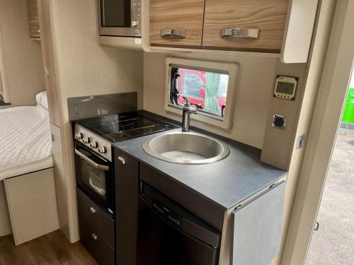 Swift Escape 494 4 Berth Coachbuilt Motorhome dt21-kcf-06-03-2026 (2)