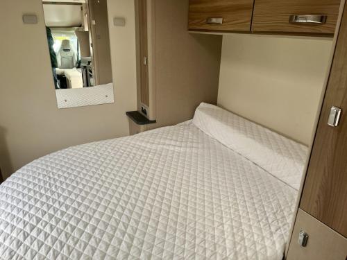 Swift Escape 494 4 Berth Coachbuilt Motorhome dt21-kcf-06-03-2026 (5)