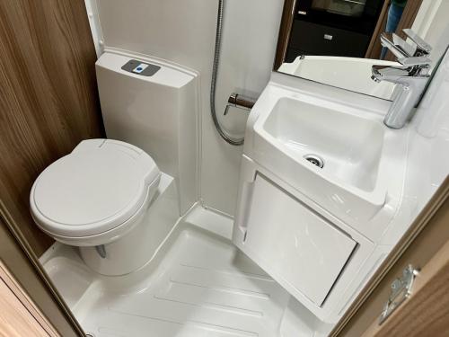 Swift Spirit 694 4 Berth Low Profile Motorhome hg19-yah-27-11-2025 (14)