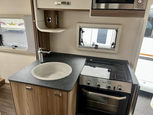 Swift Spirit 694 4 Berth Low Profile Motorhome hg19-yah-27-11-2025 (16)