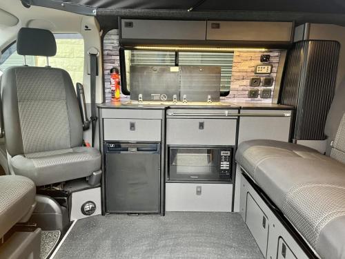 Volkswagen Transporter T6.1 SWB T28 4 Berth Pop Top Campervan DG70 MZV 26-09-2025 (6)