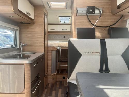 Weinsberg CaraCompact 600 MEG 2 Berth Low Profile Motorhome w01889-04-07-2025 (6)