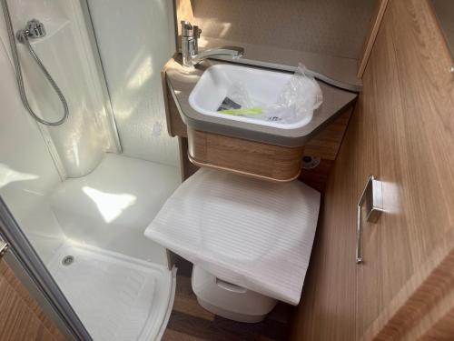 Weinsberg CaraCompact 600 MEG 2 Berth Low Profile Motorhome w01889-04-07-2025 (9)