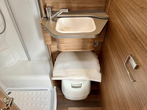 Weinsberg Caracore 650 MEG 4 Berth A-Class Motorhome w99142-13-03-2026 (2)