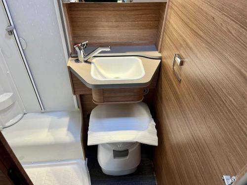 Weinsberg Carasuite 650 MEG 4 Berth Low Profile Motorhome w10447-13-03-2026 (1)