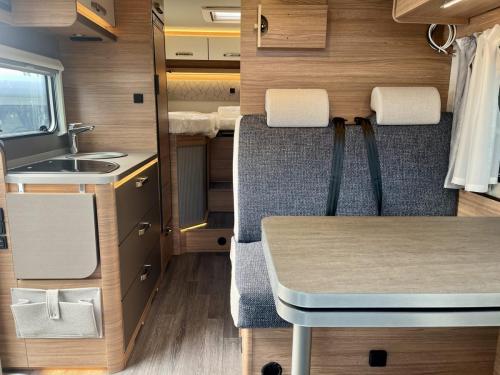 Weinsberg Carasuite 650 MEG 4 Berth Low Profile Motorhome w10447-13-03-2026 (14)