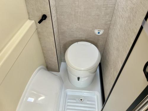 rimor-horus-12-rimor-horus-12-3-berth-coachbuilt-campervan-r54939-28-04-2025 (16)