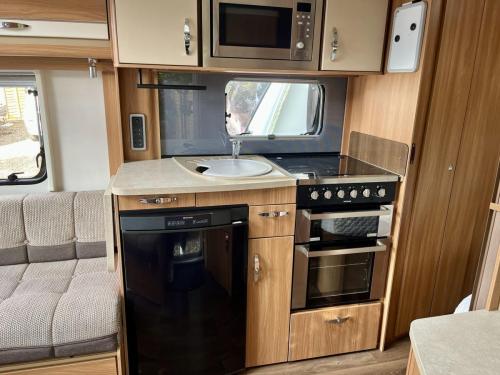 swift challenger se 570 4 berth touring caravan-02-09-2025 (4)